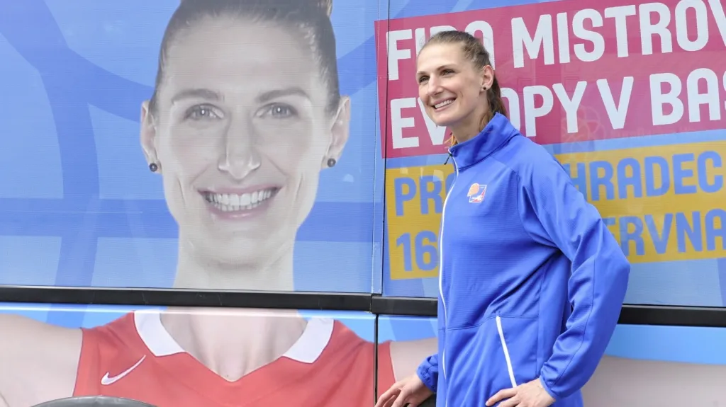 Ilona Burgrová se svojí fotkou na autobusu v Hradci Králové