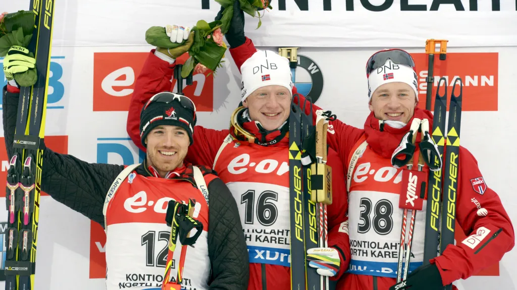 Trojice nejlepších ze sprintu - Kanaďan Smith a Norové Johannes Bö a Tarjei Bö