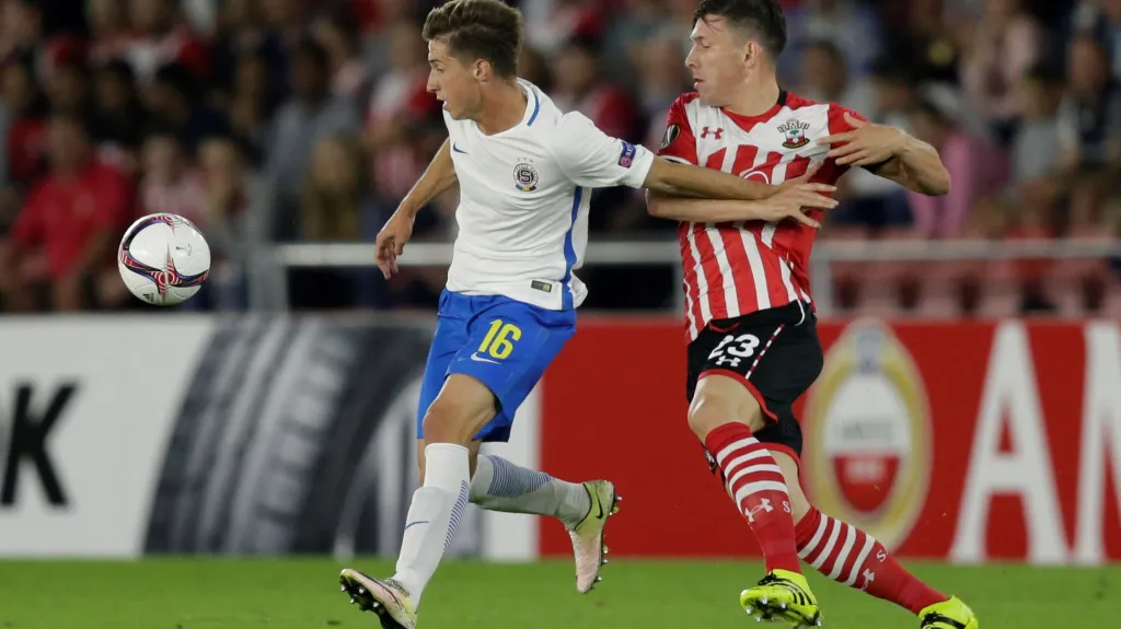 Michal Sáček si kryje míč před Højbjergem ze Southamptonu