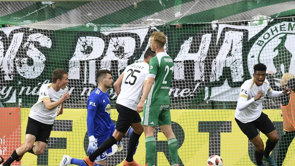 Olivier Kingue se raduje z branky proti Bohemians