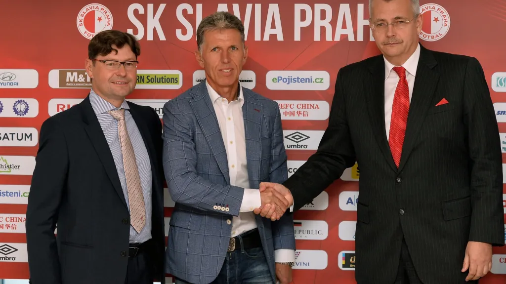 Nový trenér Slavie Jaroslav Šilhavý (uprostřed) s Jaroslavem Tvrdíkem (vpravo) a Martinem Krobem