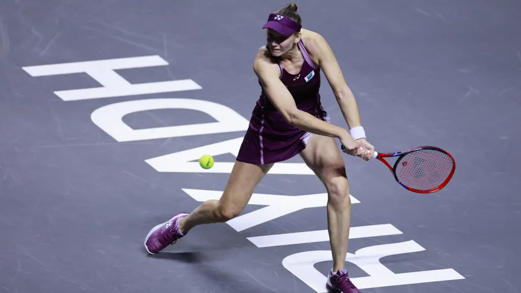 Jelena Rybakinová v zápase s Igou Šwiatekovou