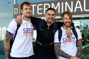 Čeští basketbalisté Balvín, Satoranský, Auda před odletem do Tokia