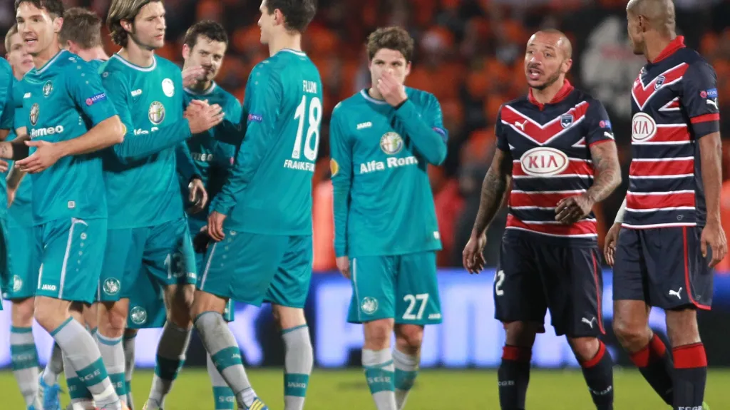 Slavící hráči Frankfurtu v zápase s Bordeaux