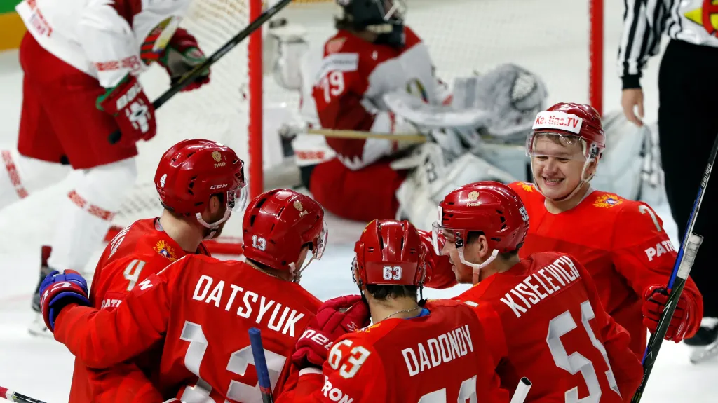 Radost hokejistů Ruska po vstřelené brance do sítě Běloruska