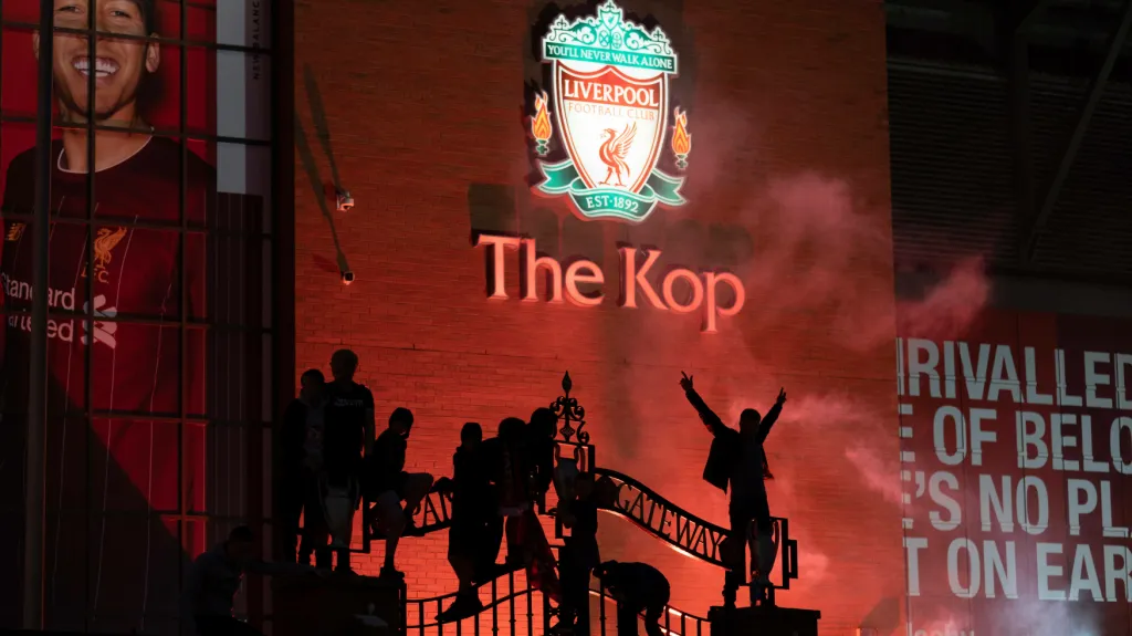 Fanoušci Liverpoolu slaví titul před tribunou The Kop