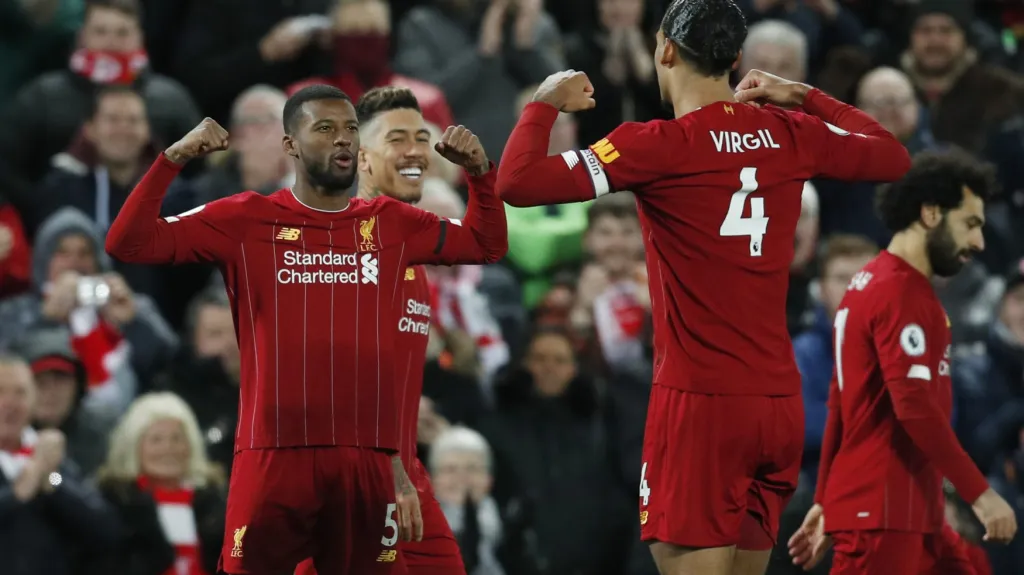 Hráči Liverpoolu Wijnaldum a Van Dijk slaví gól