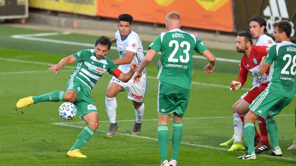 Josef Jindřišek z Bohemians střílí na branku Mladé Boleslavi