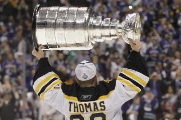 Tim Thomas s pohárem nad hlavou