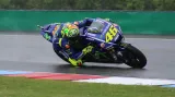 Valentino Rossi v zatáčce Františka Šťastného