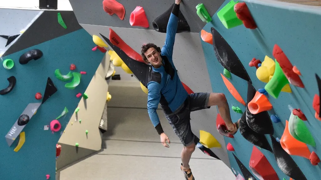 Adam Ondra v novém lezeckém centru v Brně