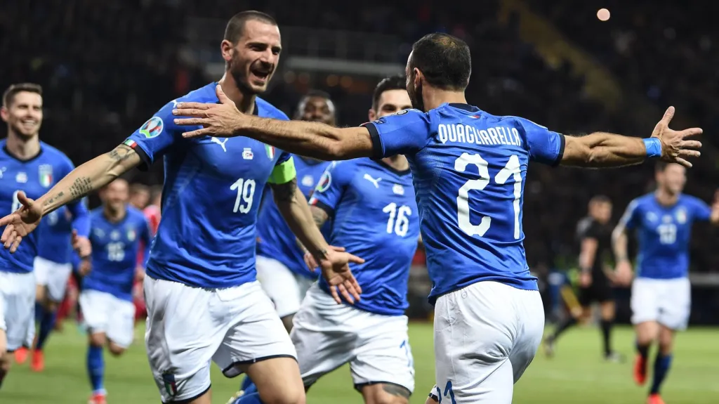 Hráči Itálie se radují ze vstřeleného gólu 