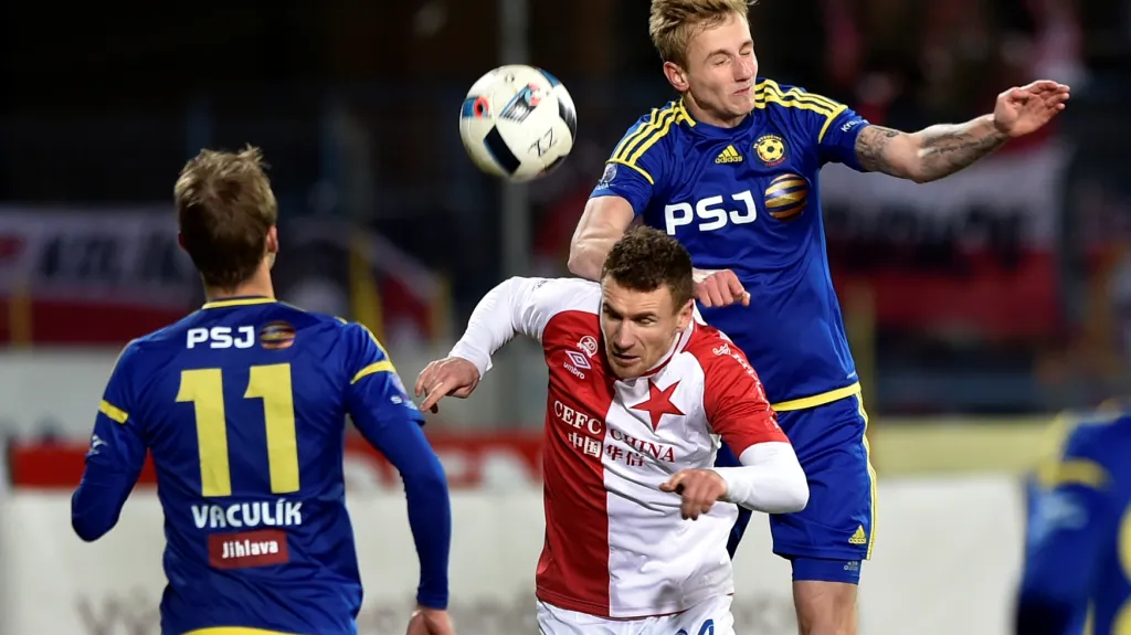 Slávista Muris Mešanovič (uprostřed) v souboji s Lukášem Kryštůfkem z Jihlavy