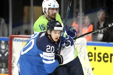 Blaž Gregorc v souboji se Sebastianem Ahem z Finska