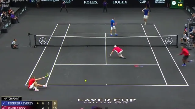 Závěr super tie-breaku v utkání Isner/Sock - Federer/A. Zverev