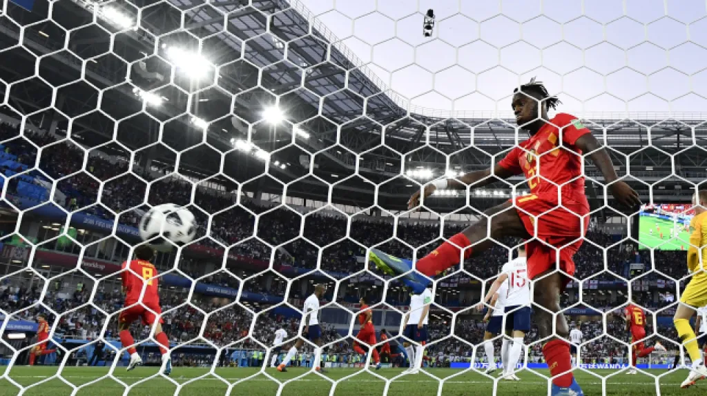 Okamžik předtím než se míč odrazí do Batshuayiho obličeje 