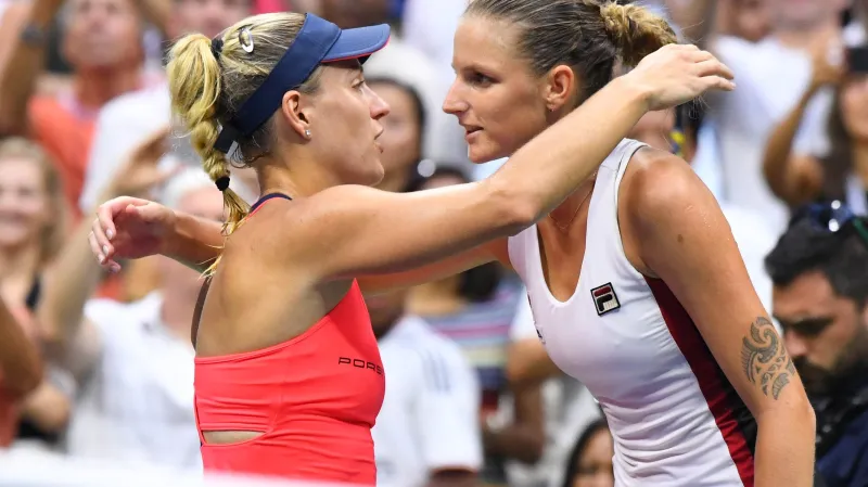Karolína Plíšková (vpravo) gratuluje Angelique Kerberové k vítězství