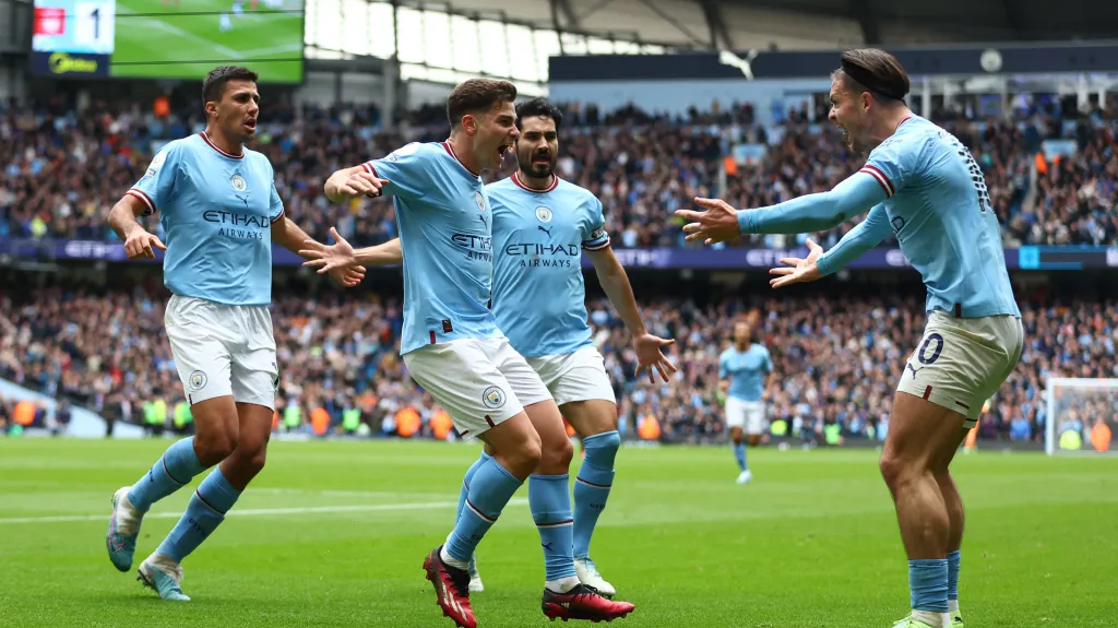 Fotbalisté Manchesteru City oslavují gól v síti Liverpoolu