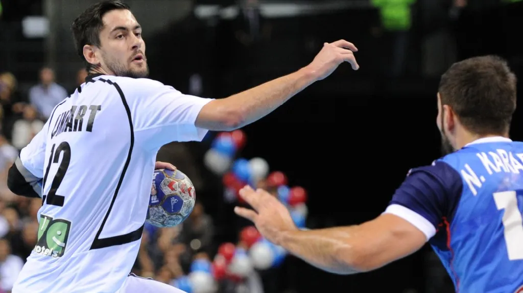 Český házenkář Petr Linhart při zápase s Francií