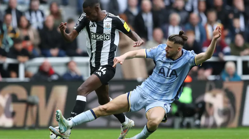 Radu Dragusin v souboji s Alexanderem Isakem