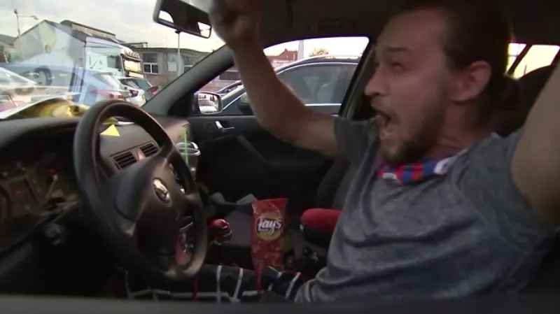 Fanoušci sledovali zápas Sparta - Plzeň v autokině