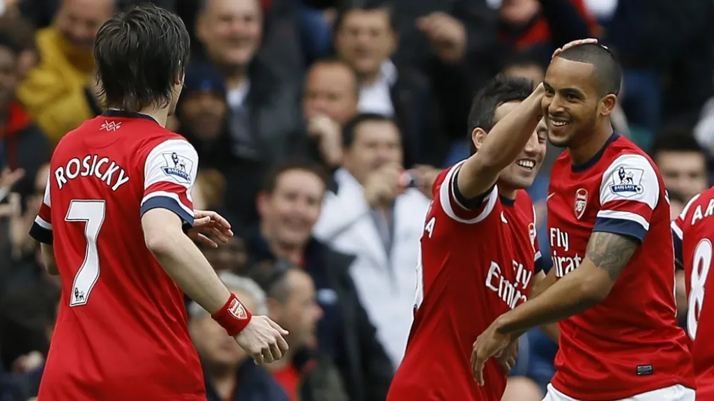 Gólová radost Thea Walcotta po přihrávce od Rosického