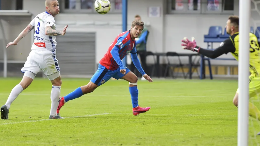 Aleš Čermák z Plzně střílí na branku v utkání s Mladou Boleslaví