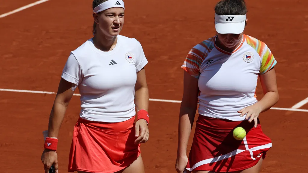 Karolína Muchová (vlevo) a Linda Nosková na Hrách v Paříži