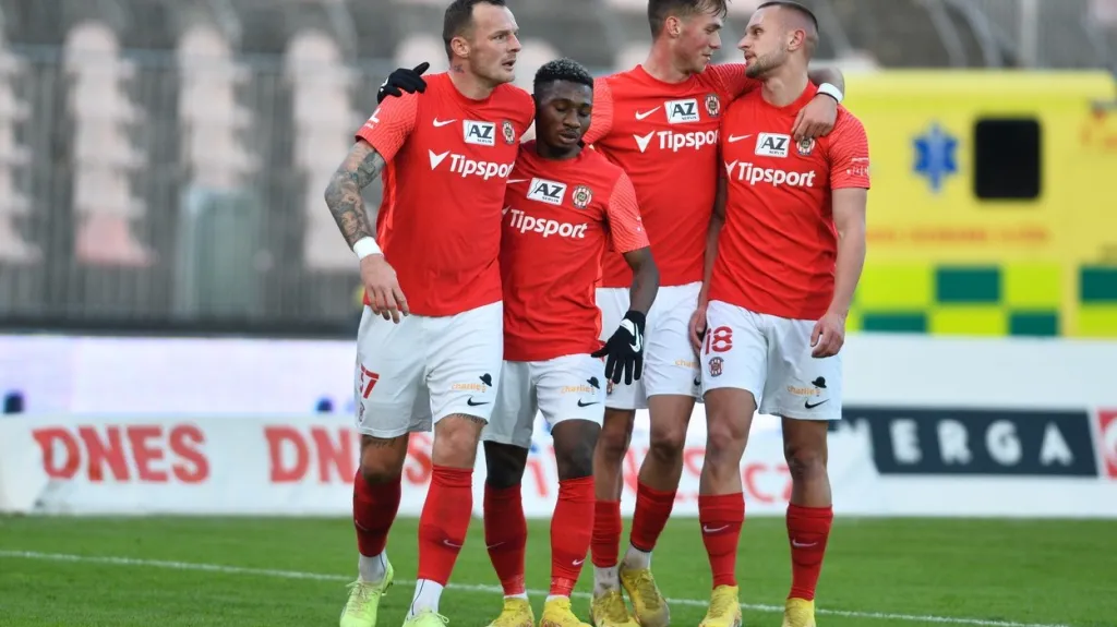 Fotbalisté Brna v čele s Jakubem Řezníčkem oslavují gól