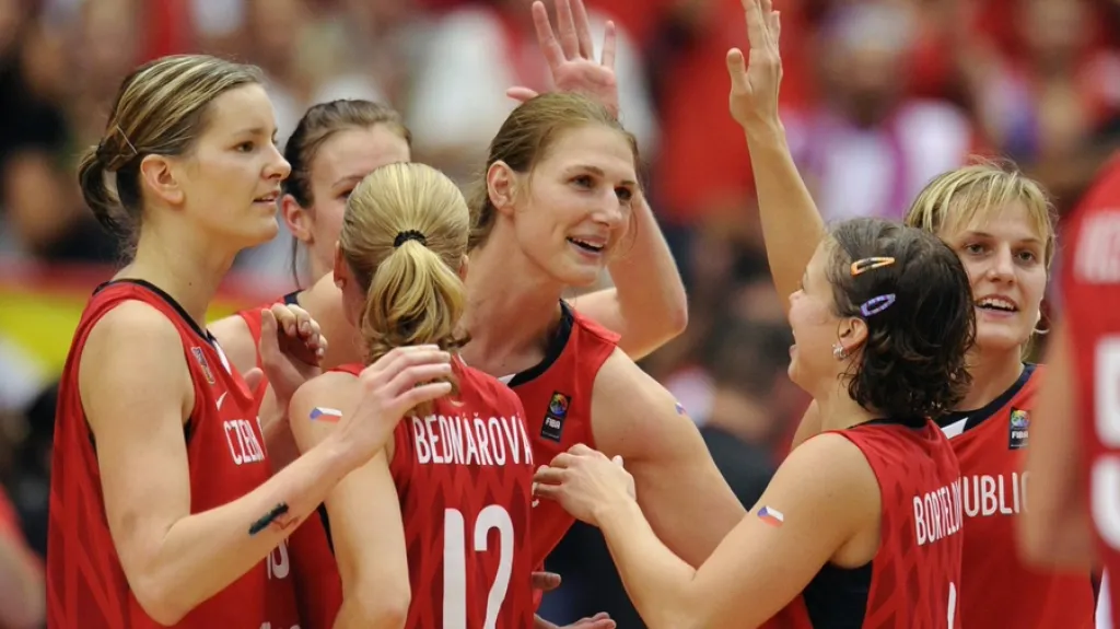 Český tým oslavuje stříbrné medaile