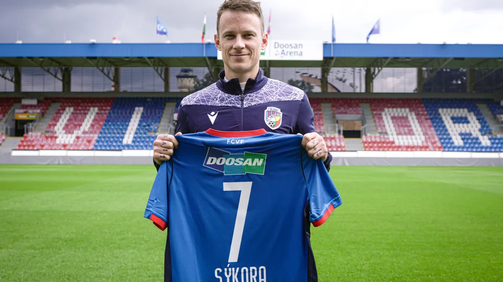 Jan Sýkora pózuje s dresem Viktorie Plzeň
