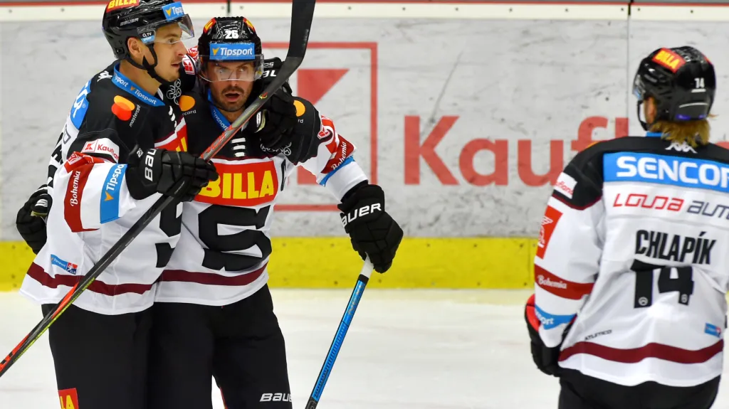 Sparťané oslavují gól kapitána Michala Řepíka