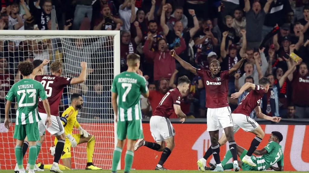 Fotbalisté Sparty se radují z gólu v utkání s Arisem Limassol