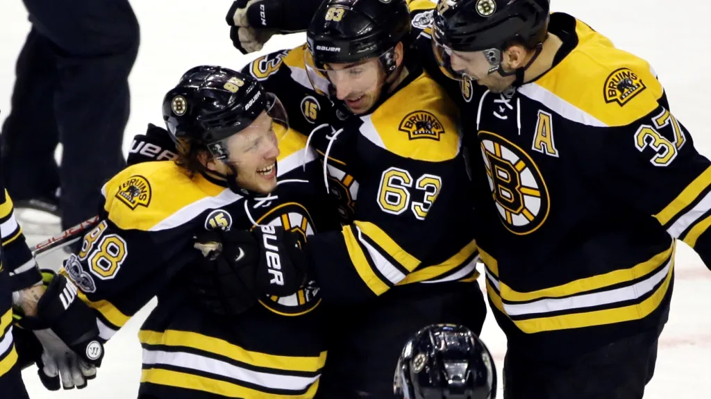 David Pastrňák (vlevo) se raduje se svými spoluhráči z Bostonu ze vstřelené branky