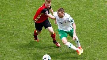Belgičan Kevin De Bruyne (vlevo) se snaží zastavit Jamese McCarthyho z Irska