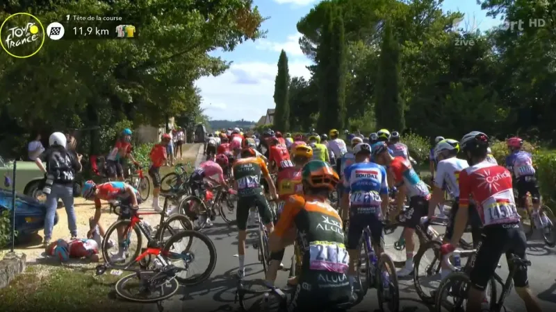 Hromadný pád v závěru 12. etapy zbrzdil Primože Rogliče