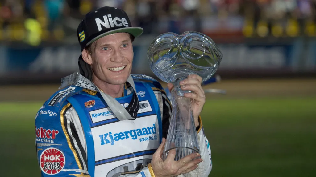 Jason Doyle s trofejí pro vítěze Grand Prix České republiky