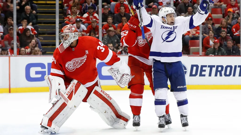 Tyler Johnson z Tampy Bay se raduje z gólu v síti Petra Mrázka z Detroitu