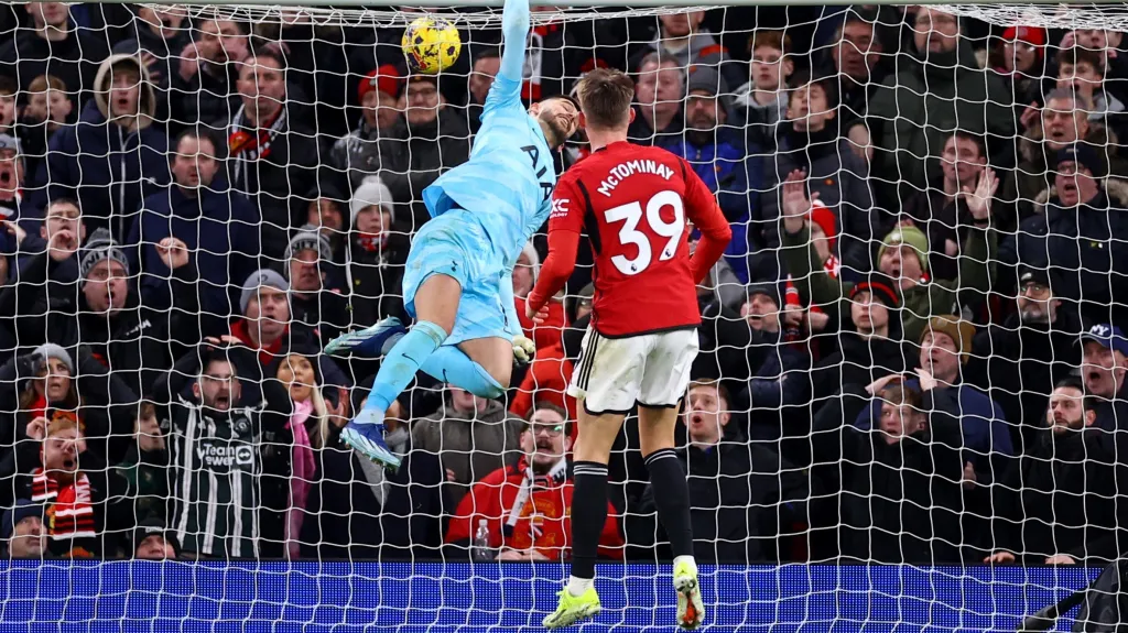 Scott McTominay z Manchesteru United střílí na branku Tottenhamu