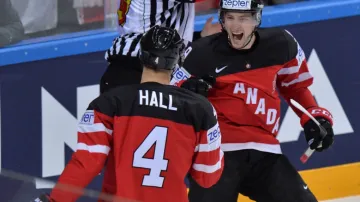 Tyler Hall a Melanie Duchene se radují z gólu Kanady