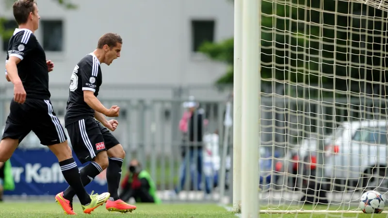 Hráči Budějovic se radují z gólu