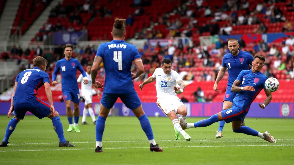 Nicolae Stanciu střílí na branku Anglie