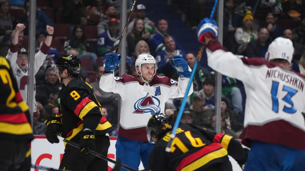 Hráči Colorada slaví na ledě Vancouveru