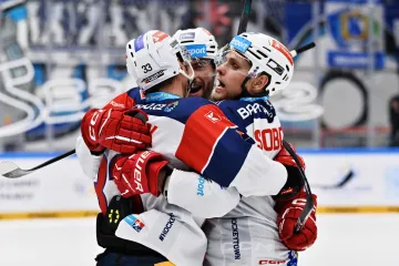 Vladimír Sobotka (vpravo) se raduje se spoluhráči z Pardubic