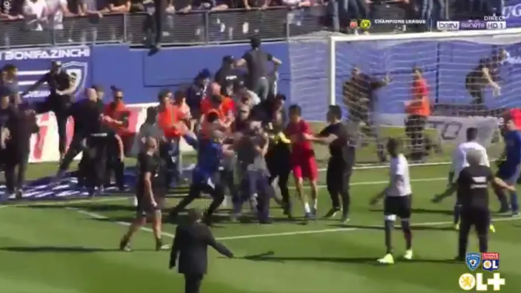 Řádění korsických fanoušků