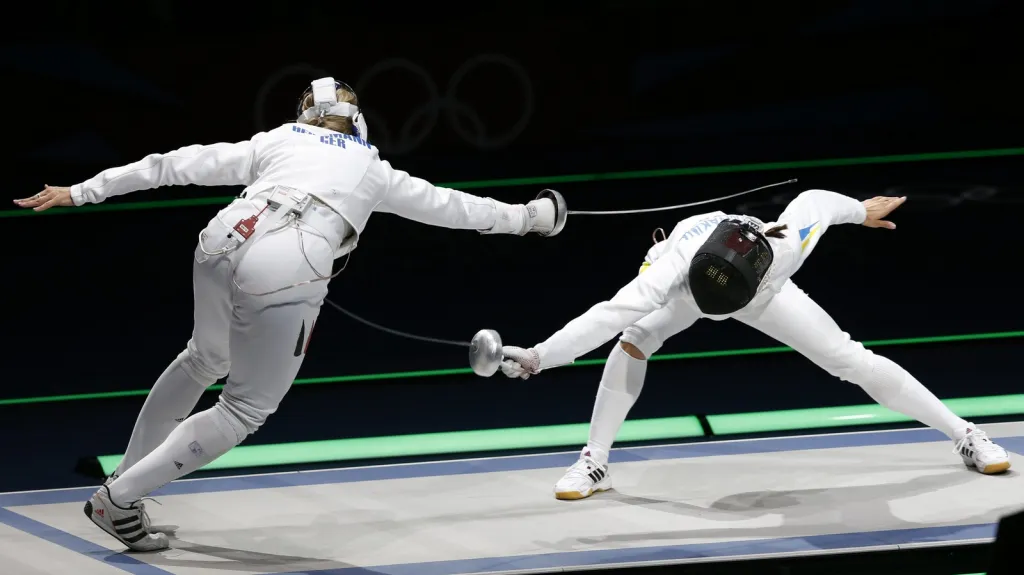 Jana Šemjakinová (vpravo) ve finálovém duelu kordistek