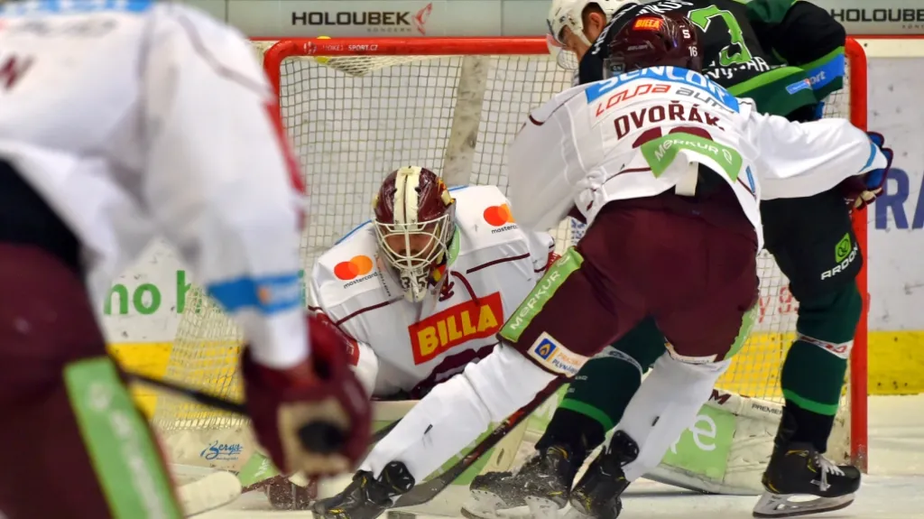 Brankář Matěj Machovský ze Sparty v zápase proti Karlovým Varům