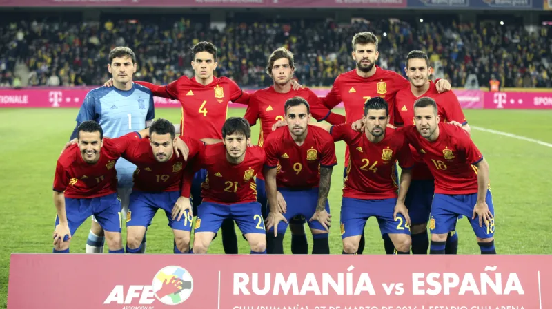 Týmové foto Španělů před zápasem s Rumunskem