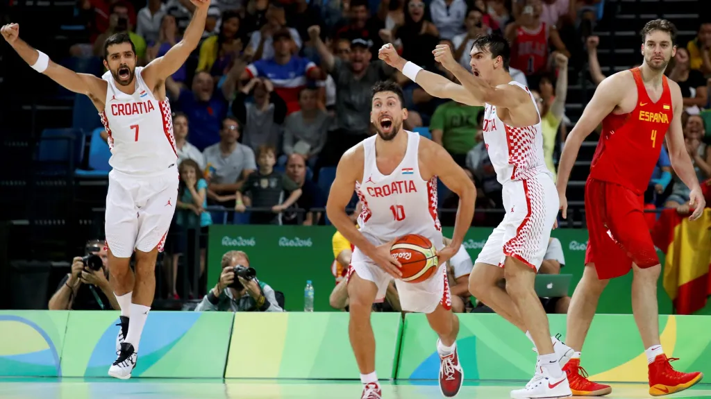 Basketbalisté Chorvatska se radují z výhry nad Španělskem