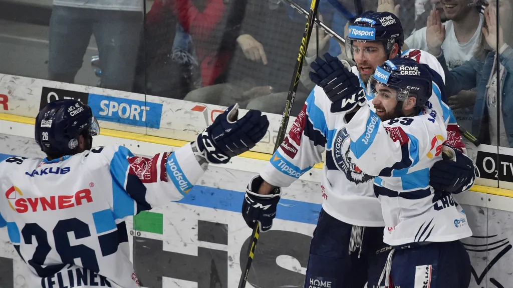 Liberecký útočník Lukáš Krenželok slaví se spoluhráči gól